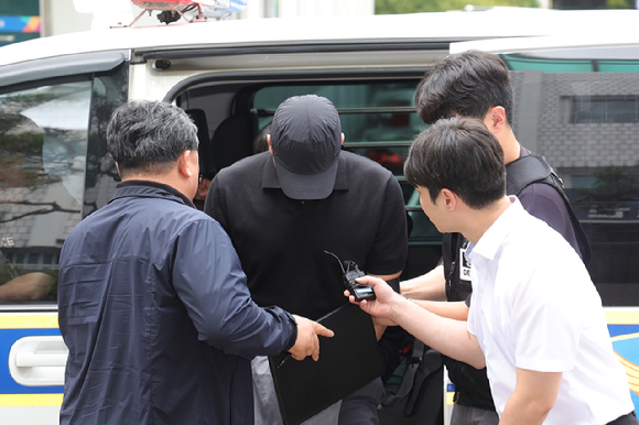 30일 오전 경기도 의정부시 가능동 의정부지방법원에서 강도상해 혐의로 구속영장이 청구된 30대 농협 직원 A씨가 구속 전 피의자 심문을 위해 법정으로 이동하고 있다. 2025.7.30 [사진=연합뉴스]