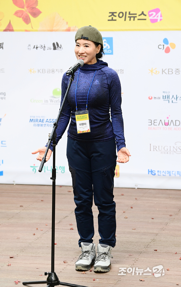 이현아 이현아피트니스연구소 소장이 25일 서울 강북구 우이동 북한산국립공원 우이분소(백운천 휴게공간)에서 열린 '브브걸 민영과 함께 하는 팬트레킹-제12회 희망찾기 등산&middot;트레킹 교실' 개막행사에서 참가자들에게 트레킹 스트레칭 교육을 하고 있다. [사진=정소희 기자]