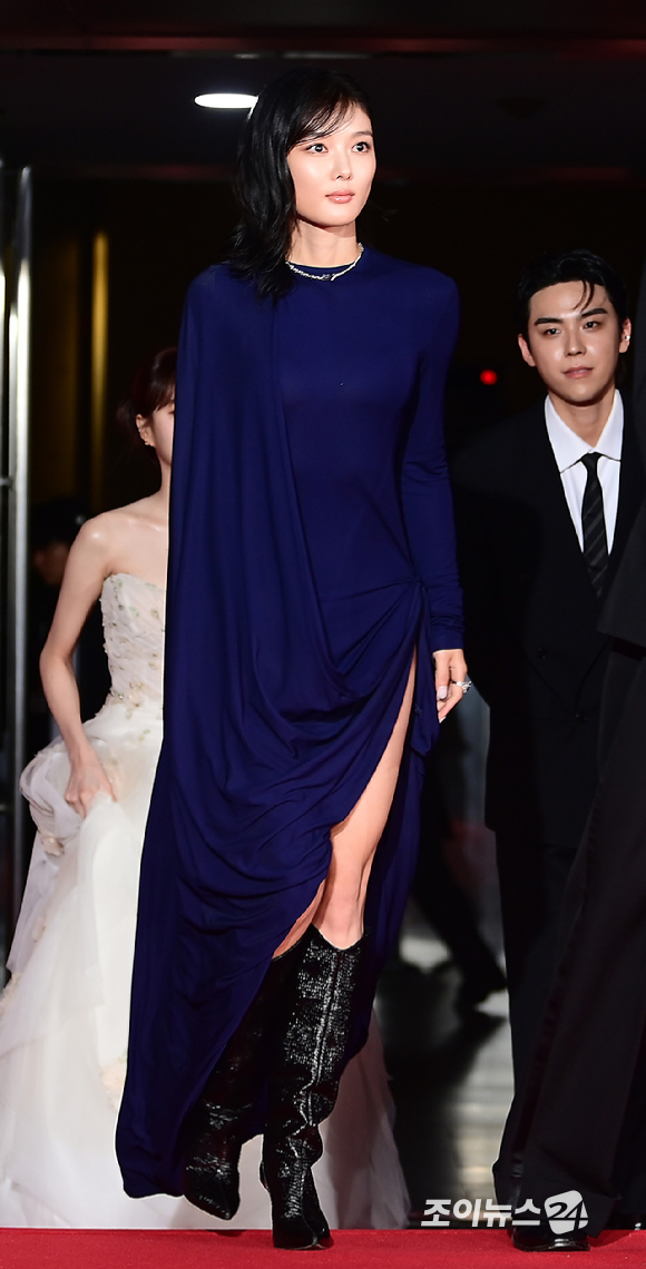 '친애하는 X' 배우 김영대와 김유정이 17일 오후 부산광역시 해운대구 영화의 전당에서 열린 제30회 부산국제영화제 개막식 레드카펫 행사에 참석하고 있다. [사진=정소희 기자]