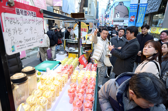 최휘영 문화체육관광부 장관이 명동 일대를 점검하고 있다. [사진=문화체육관광부]