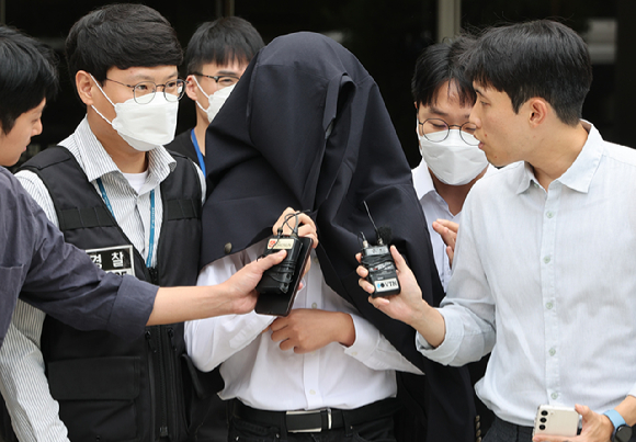 의료계 집단행동에 동참하지 않은 의사 및 의대생의 블랙리스트 '감사한 의사'를 유포한 혐의를 받는 사직 전공의 A씨가 지난 9월 20일 서울 서초구 서울중앙지방법원에서 열린 구속 전 피의자 심문(영장실질심사)을 마친 뒤 법정을 나서고 있다. 2024.09.20. [사진=뉴시스]