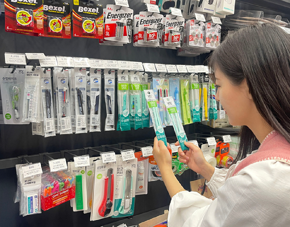 고객이 GS25에서 다가오는 대학수학능력시험을 앞두고 컴퓨터용 사인펜을 살펴보고 있다. [사진=GS25]