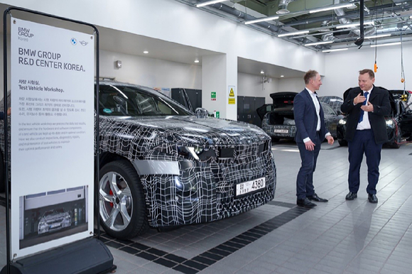 (왼쪽부터)안드레아스 스툼 BMW 그룹 R&D 센터 코리아 본부장, 게오르크 슈미트 주한독일대사. [사진=BMW 그룹 코리아]