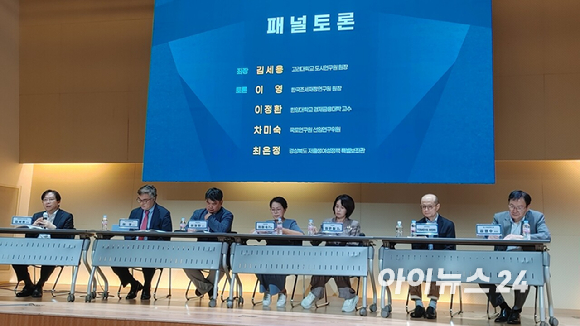 한반도미래인구연구원이 22일 오후 2시 서울 을지로 페럼타워 3층 페럼홀에서 '줄어드는 인구, 달라지는 도시'를 주제로 인구정책세미나를 열고 한일 지역 발전 방안을 모색했다.패널들이 좌장 김세용 고려대학교 도시연구원장(맨 왼쪽)을 중심으로 활발한 토론을 하고 있다. [사진=곽영래 기자]