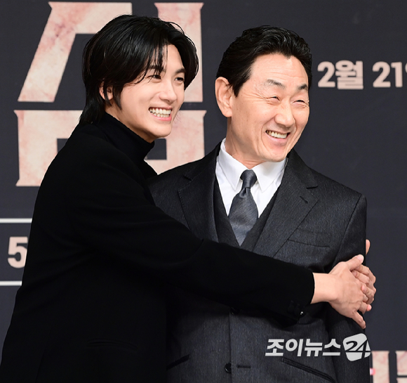 배우 박형식과 허준호가 21일 오후 서울 양천구 목동 SBS에서 열린 SBS 새 금토드라마 '보물섬' 제작발표회에 참석 하고 있다. [사진=정소희 기자]