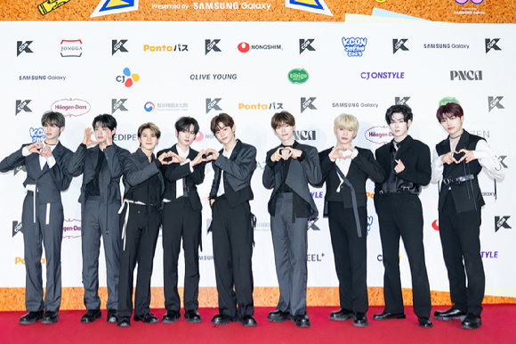 그룹 제로베이스원이 지난 11일 일본 지바현 마쿠하리 멧세에서 개최된 '케이콘 재팬 2025(KCON JAPAN 2025)' 레드카펫 행사에서 포즈를 취하고 있다. [사진=CJ ENM]