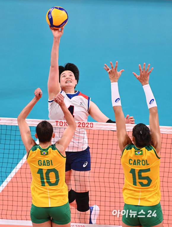 6일 오후 일본 도쿄 아리아케 아레나에서 열린 2020 도쿄올림픽 여자 배구 준결승 대한민국 대 브라질의 경기가 진행됐다. 한국 김희진이 공격을 하고 있다.
