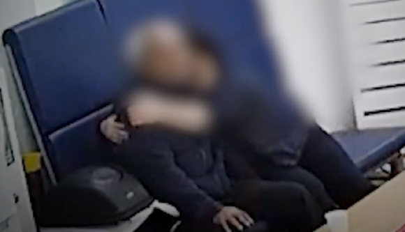 보이스피싱 전화를 받고 충남에서 서울까지 딸을 위해 달려온 노인의 이야기가 전해졌다. 사진은 지난달 26일 서울 용산경찰서 용중지구대를 찾은 노인 A씨. [사진=유튜브 '서울경찰' 캡처]