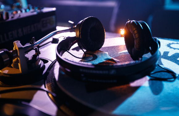 지난해 연말 홍대 클럽에서 마약을 투약하거나 매매한 이들이 무더기로 검찰에 넘겨졌다. 본 기사와 무관한 이미지. [사진=픽사베이@ Gigxels]