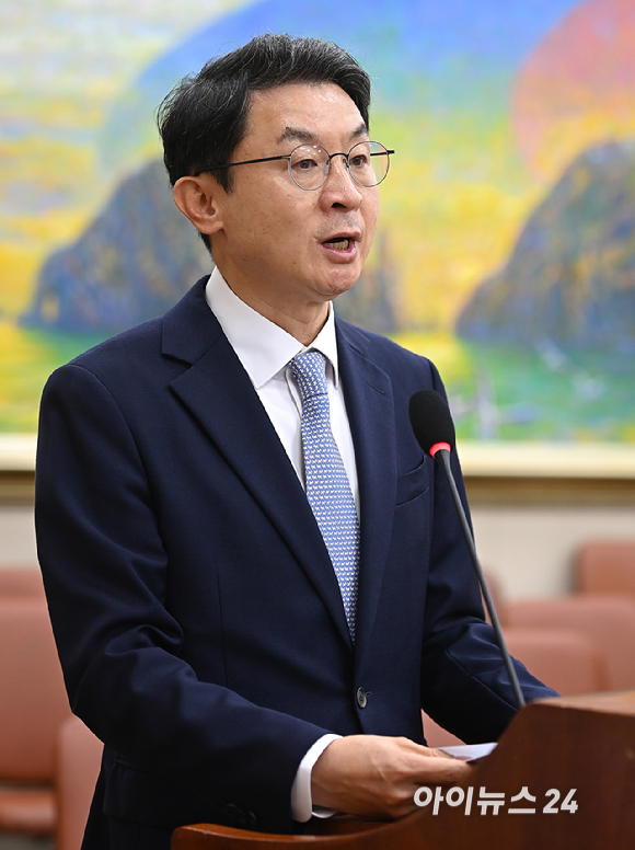 이억원 금융위원장 후보자가 2일 서울 여의도 국회 정무위원회에서 열린 인사청문회에서 모두발언을 하고 있다. [사진=곽영래 기자]