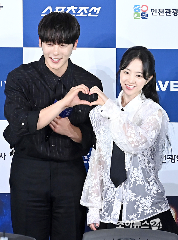 배우 이정하와 박보영이 25일 오전 서울 영등포구 CGV 여의도에서 열린 청룡시리즈어워즈 핸드프린팅 행사에서 포토타임을 갖고 있다. [사진=곽영래 기자]