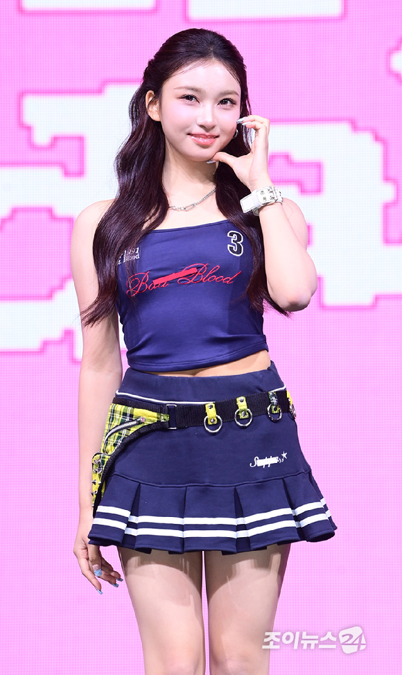 그룹 아워벌스데이(OURBIRTHDAY) 키라라가 19일 오후 서울 용산구 블루스퀘어에서 열린 데뷔 쇼케이스에 참석해 포토타임을 갖고 있다. [사진=정소희 기자]