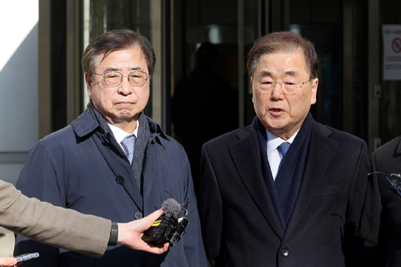 정의용 전 국가안보실장(오른쪽)과 서훈 전 국가정보원장이 19일 서울중앙지법에서 열린 문재인 정부 당시 벌어진 탈북 어민 강제북송 사건에 대한 1심에서 징역 10개월을 선고 유예 받은 뒤 입장을 밝히고 있다. 법원은 노영민 전 대통령 비서실장, 김연철 전 통일부 장관에게 각각 징역 6개월을 선고 유예했다. 2025.2.19 [사진=연합뉴스]