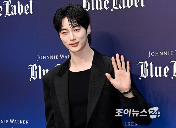 배우 변우석이 21일 서울 용산구 한남동 낫배드커피 한남에서 열린 조니워커 '더 블루로드:루트 투 석세스' 팝업 오프닝 행사에 참석해 포즈를 취하고 있다. [사진=곽영래 기자]