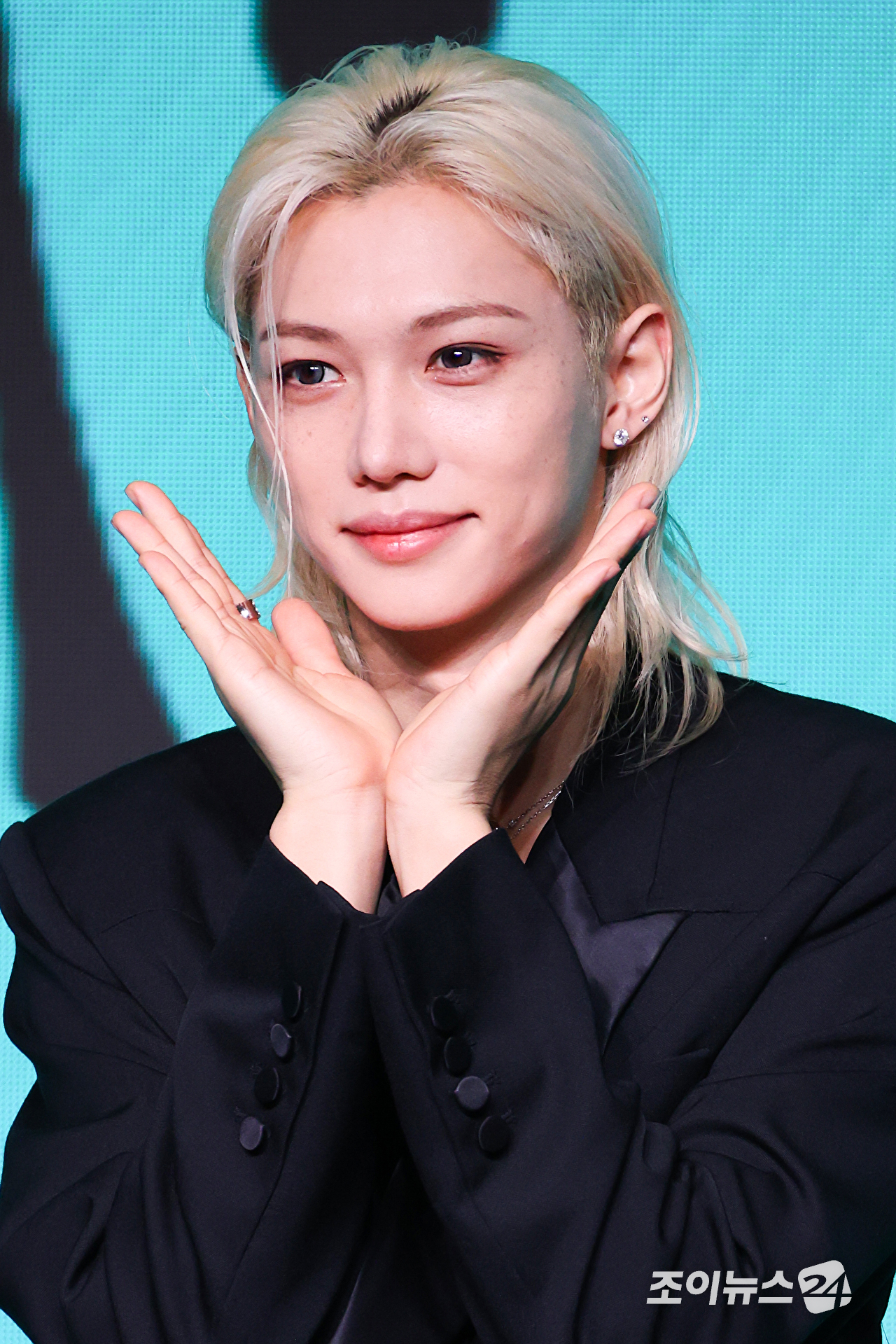 그룹 스트레이 키즈 필릭스가 6일 오후 서울 영등포구 여의도동 콘래드 서울 호텔에서 진행된 스트레이 키즈(Stray Kids) 새 미니앨범 '디스 앤 댓(THIS & THAT)' 발매 기념 기자간담회에 참석해 포즈를 취하고 있다. [사진=문수지 기자]