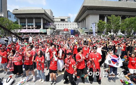 2026 북중미 월드컵 조별리그 대한민국과 체코의 첫 경기가 열리는 12일 서울 종로구 광화문광장에서 첫 승리를 기원하는 거리응원이 펼치고 있다. [사진=곽영래 기자]