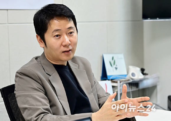김화랑 더치트 대표가 지난 2일 서울 구로구 더치트 사무실에서 아이뉴스24와 인터뷰를 하고 있다. [사진=곽영래 기자]