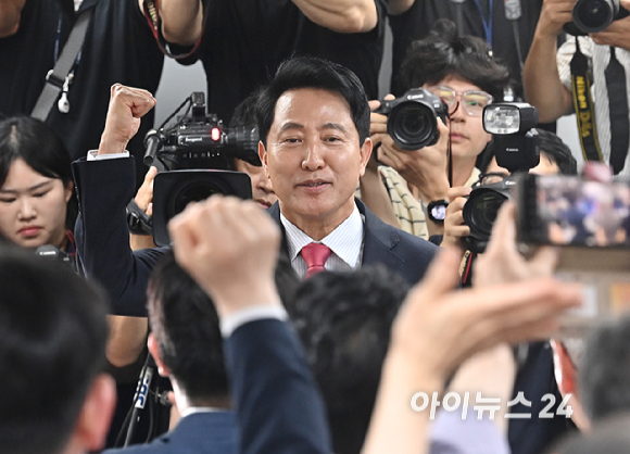 국민의힘 오세훈 서울시장 후보가 제9회 전국동시지방선거일 다음날인 4일 서울 종로구 대왕빌딩에 마련된 선거사무소에서 입장을 밝힌 뒤 기뻐하고 있다. [사진=곽영래 기자]