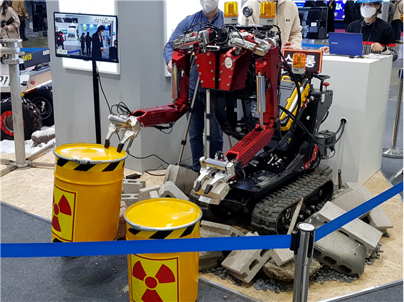 2021 대한민국 과학기술 대전이 지난 22일부터 24일까지 일산 KINTEX에서 열렸다. '국가필수전략기술관'에서는 글로벌 기술패권 시대의 국가경쟁력을 좌우할 필수전략기술 10개를 소개했다. [사진=한국과학창의재단]