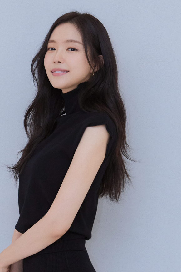 배우 손나은이 JTBC 토일드라마 '가족X멜로' 인터뷰에서 포즈를 취하고 있다. [사진=YG엔터테인먼트]
