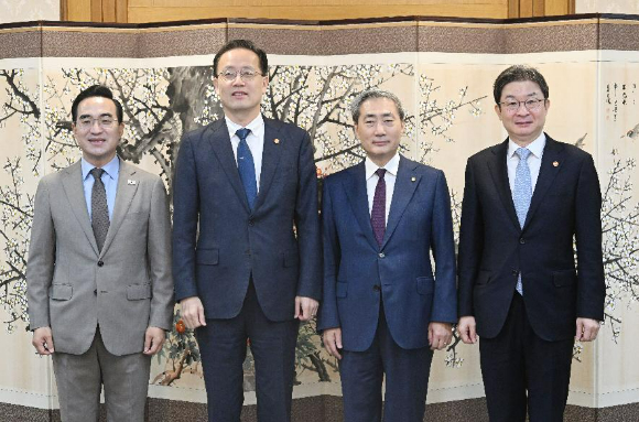 9월30일 서울 종로구 정부서울청사에서 열린 '확대 거시재정금융간담회' 회의에 앞서 참석자들이 기념사진을 찍고 있다. 왼쪽부터 박홍근 기획예산처 장관, 이형일 부총리, 신현송 한국은행 총재, 이억원 금융위원장.