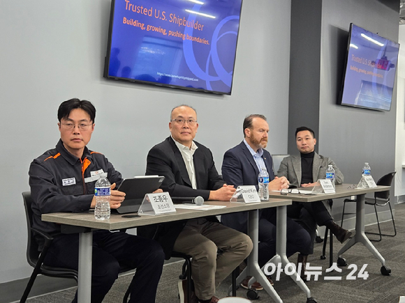 조종우 한화필리조선소장(왼쪽부터), 데이비드 김 필리조선소 CEO, 톰 앤더슨 사장, 알렉스 웡 CSO가 지난22일(현지시간) 필리조선소에서 기자간담회를 진행하고 있다. [사진=최란 기자]
