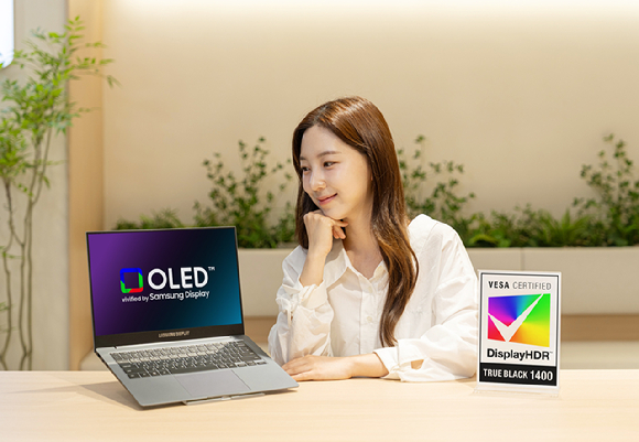 VESA의 새로운 고휘도 디스플레이 인증 등급 'DisplayHDR&trade; True Black 1400' 획득을 지원하는 삼성디스플레이의 노트북용 탠덤 OLED 데모 제품. [사진=삼성디스플레이]