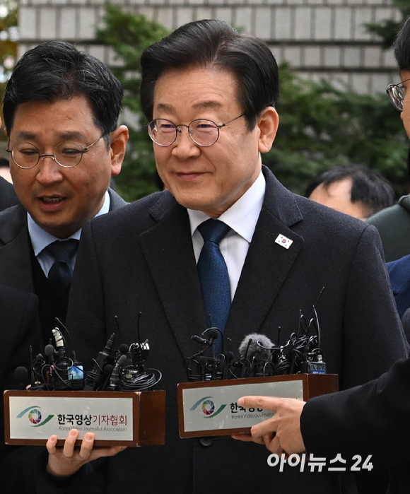 이재명 더불어민주당 대표가 25일 서울 서초구 중앙지방법원에서 열린 위증교사 혐의 사건 1심 선고공판에 출석하고 있다. [사진=사진공동취재단]