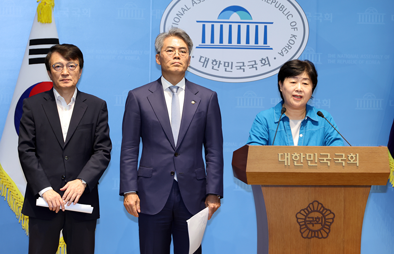 김승원 법무부 장관 후보자가 19일 사퇴 기자회견을 마치고 국회 소통관을 나서고 있다. 2026.9.19 [사진=연합뉴스]