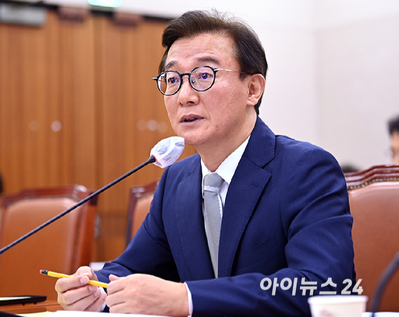 전재수 해양수산부 장관 후보자가 14일 서울 여의도 국회 농림축산식품해양수산위원회 전체회의에서 열린 인사청문회에서 의원 질의에 답변하고 있다. [사진=곽영래 기자]