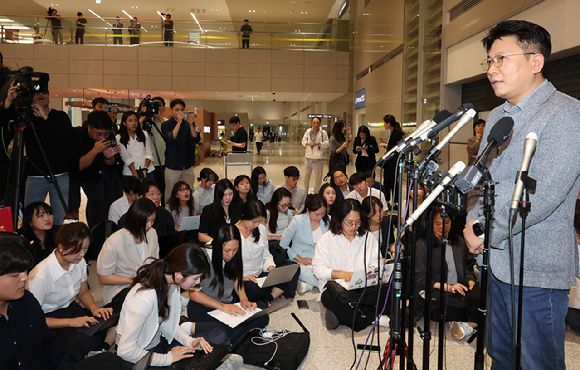 미국 이민당국에 의해 조지아주에 구금됐던 한국인 근로자들과 함께 귀국한 김동명 LG에너지솔루션 사장이 지난 9월 12일 인천국제공항 제2터미널 입국장에서 취재진 질문에 답하고 있다. [사진=정소희 기자]