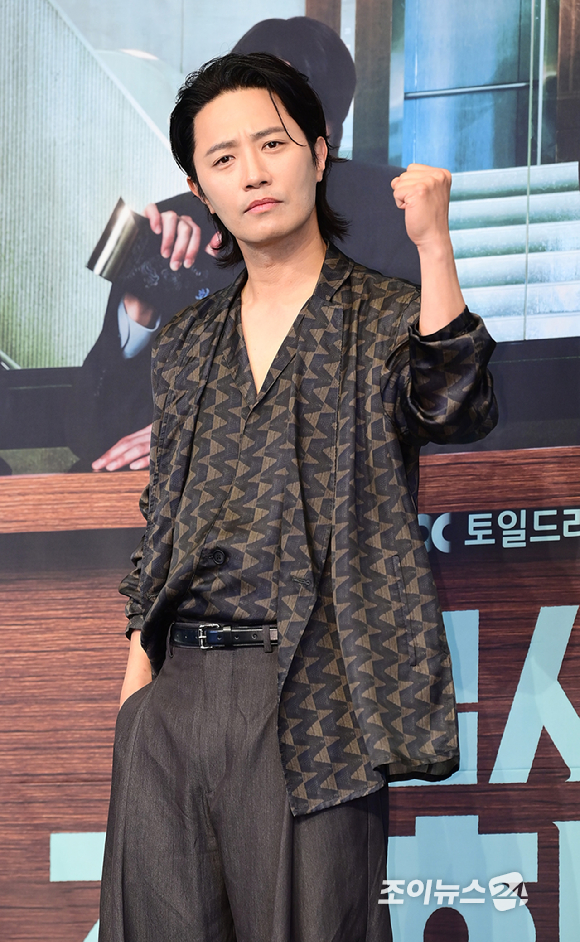 배우 진구가 28일 오후 서울 구로구 신도림동 더링크서울 트리뷰트 포트폴리오 호텔에서 열린 JTBC 새 토일드라마 '신입사원 강회장' 제작발표회에 참석하고 있다. [사진=정소희 기자]
