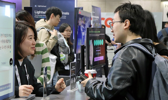 네이버클라우드 관계자가 해외 AI 연구자들에게 팀네이버의 AI 경쟁력을 소개하고 있다. [사진=네이버클라우드]