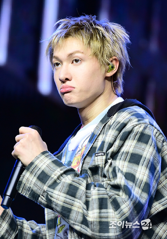 그룹 코르티스 마틴이 18일 오후 서울 용산구 블루스퀘어에서 열린 코르티스(CORTIS) 데뷔 쇼케이스 '컬러 아웃사이드 더 라인스'(COLOR OUTSIDE THE LINES)에서 멋진 무대를 선보이고 있다. [사진=정소희 기자]