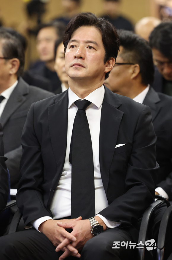 배우 유동근, 최수종이 27일 서울 송파구 서울아산병원 장례식장에서 엄수된 배우 이순재 영결식에서 애도를 표하고 있다. [사진=곽영래 기자]