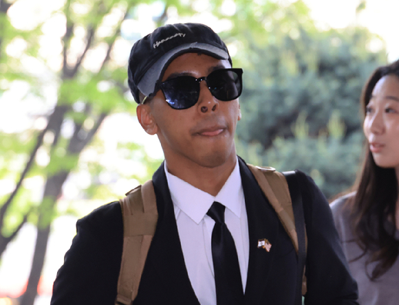 '평화의 소녀상'에 입을 맞추는 등 논란을 일으켜온 미국인 유튜버 조니 소말리가 15일 서울 서부지법에서 열리는 1심 선고에 출석하며 기자의 질문에 답하고 있다. [사진=연합뉴스]