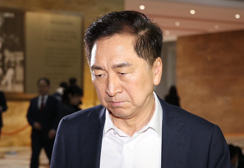 국민의힘 김기현 의원이 헌재의 윤석열 대통령 탄핵 인용이 발표된 4일 서울 여의도 국회에서 열린 긴급 의원총회에 참석하고 있다. 2025.4.4 [사진=연합뉴스]