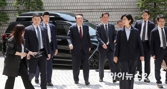 내란 우두머리 혐의로 기소된 윤석열 전 대통령이 12일 서울 서초구 중앙지법에서 오후부터 재개되는 공판에 출석하고 있다. [사진=사진공동취재단]