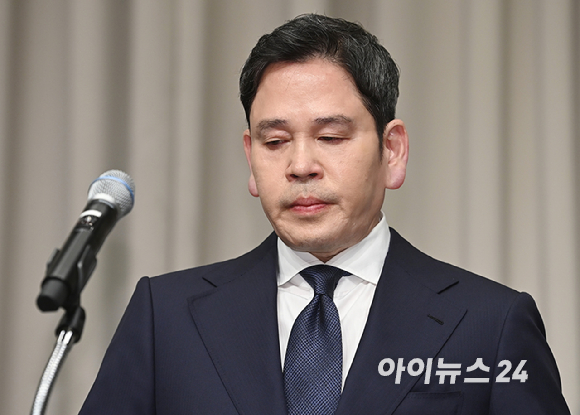 이규봉 경영지원총괄 전무, 전상진 경영총괄, 김수환 대외협력본부장 부사장, 양종환 신세계 감사팀장상무가 26일 서울 강남구 조선팰리스 호텔에서 열린 스타벅스 5.18 '탱크데이' 마케팅 관련 진상조사 결과를 마친 뒤 고개 숙여 인사하고 있다. [사진=곽영래 기자]
