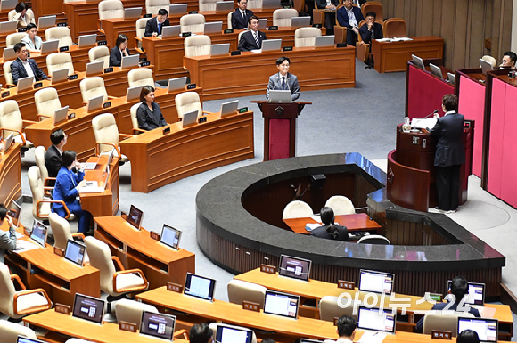 김정관 산업통상자원부 장관이 17일 서울 여의도 국회에서 열린 본회의에서 경제 분야 관련 대정부질문에서 질의에 답변하고 있다. [사진=곽영래 기자]