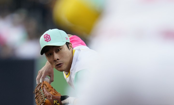 MLB 샌디에이고에서 뛰고 있는 김하성이 2일(한국시간) 열린 시카고 화이트삭스와 홈 경기에 유격수 겸 7번 타자로 선발 출전했다. 김하성이 이날 경기 수비 도중 타구를 잡은 뒤 1루로 송구하고 있다. [사진=뉴시스]
