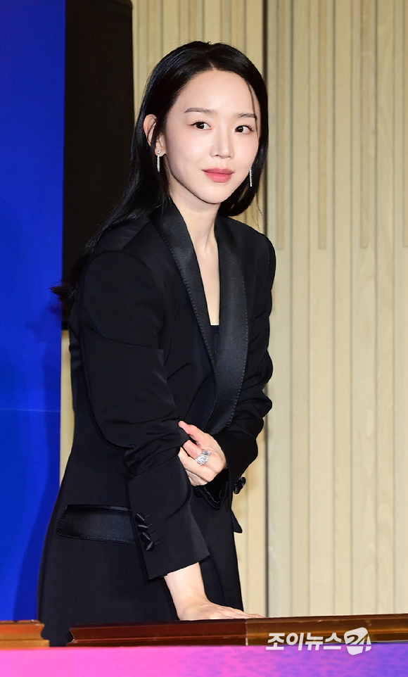 배우 신혜선이 18일 오후 부산광역시 시그니엘 그랜드볼룸에서 열린 제33회 부일영화상에 전년도 수상자로 핸드프린팅 행사에 참석하고 있다. [사진=정소희 기자]