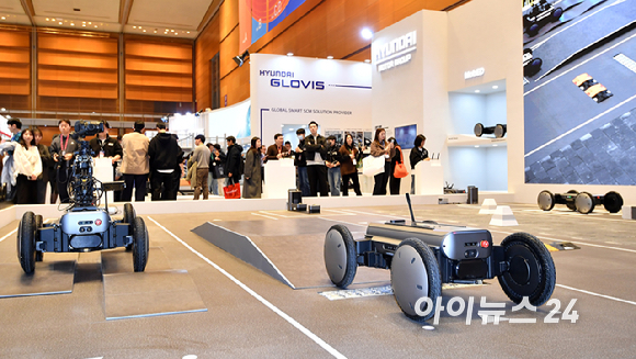 4일 오전 서울 강남구 코엑스에서 열린 2026 스마트공장&middot;자동화산업전(AW2026)에서 현대자동차그룹 로보틱스랩의 모베드(MobED)의 시연이 진행되고 있다. [사진=곽영래 기자]