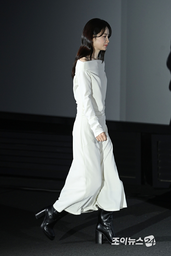 배우 전미도가 19일 오전 서울 용산구 CGV용산아이파크몰점에서 열린 영화 '왕과 사는 남자'(감독 장항준) 제작보고회에 참석해 포즈를 취하고 있다. [사진=문수지 기자]