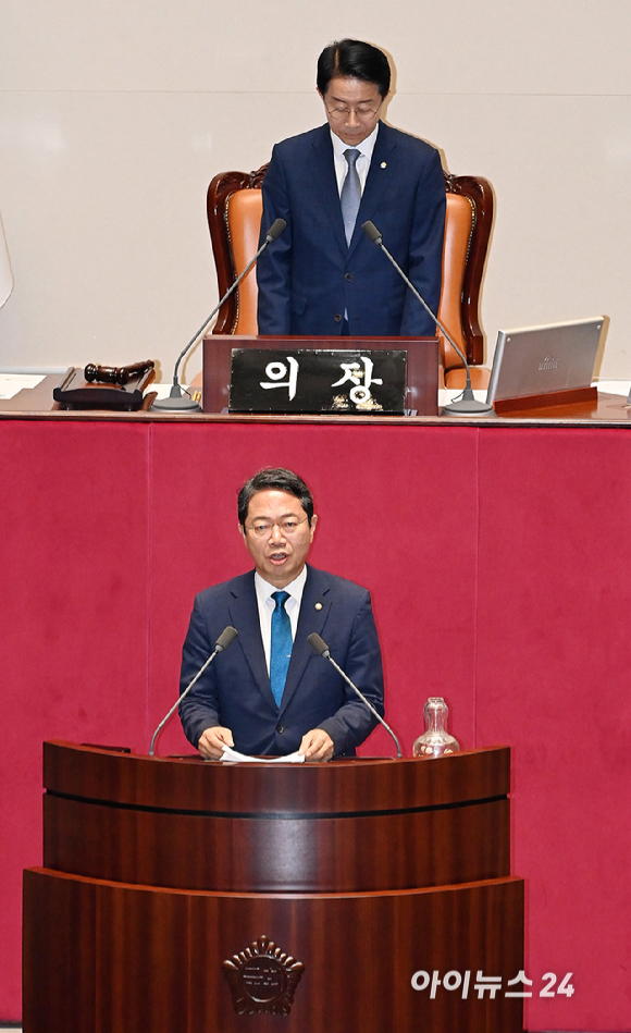 김승원 더불어민주당 의원이 30일 서울 여의도 국회에서 열린 본회의에서 형사소송법 일부개정법률안(대안)에 대해 제안설명을 하고 있다. [사진=곽영래 기자]
