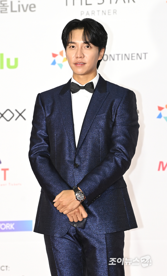 배우 이승기가 2일 오후 서울 강서구 화곡동 KBS아레나홀에서 진행된 '2021 Asia Artist Awards'(2021 아시아 아티스트 어워즈, AAA) 레드카펫 행사에 참석해 포즈를 취하고 있다. [사진=정소희 기자]