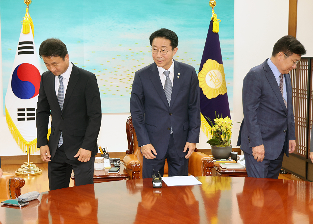 조정식 국회의장(가운데)이 22일 국회의장실에서 의장 주재 여야 원내대표 회동에 앞서 기념 촬영을 마치고 자리에 앉고 있다.왼쪽부터 더불어민주당 한병도 원내대표, 조 의장, 국민의힘 정점식 원내대표. 2026.6.22 [공동취재] [사진=연합뉴스]