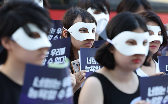 지난달 29일 오후 서울 강남구 강남역 앞에서 열린 서울여성회와 서울여성회 페미니스트 대학생 연합동아리의 '딥페이크 성범죄' 규탄 여성 시민·대학생 긴급 기자회견에서 참가자들이 피켓을 들고 있다. [사진=뉴시스]