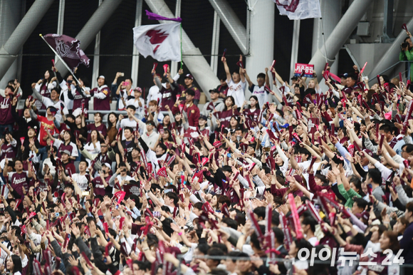키움 히어로즈는 24일 롯데 자이언츠를 상대로 올 시즌 정규리그 마지막 홈 경기를 치른다. 이날 경기 전 시구자로 김정석 응원장이, 시타자로 유재환 장내 아나운서가 각각 나선다. 사진은 지난 2019년 포스트시즌에서 히어로즈 홈팬들이 응원전을 펼치고 있다. [사진=정소희 기자]