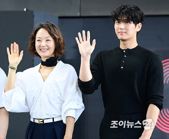 배우 배종옥과 김민철이 20일 오후 부산광역시 해운대구 우동 영화의 전당에서 열린 제30회 부산국제영화제(BIFF) '완벽한 집' 야외 무대인사 행사에 참석하고 있다. [사진=정소희 기자]